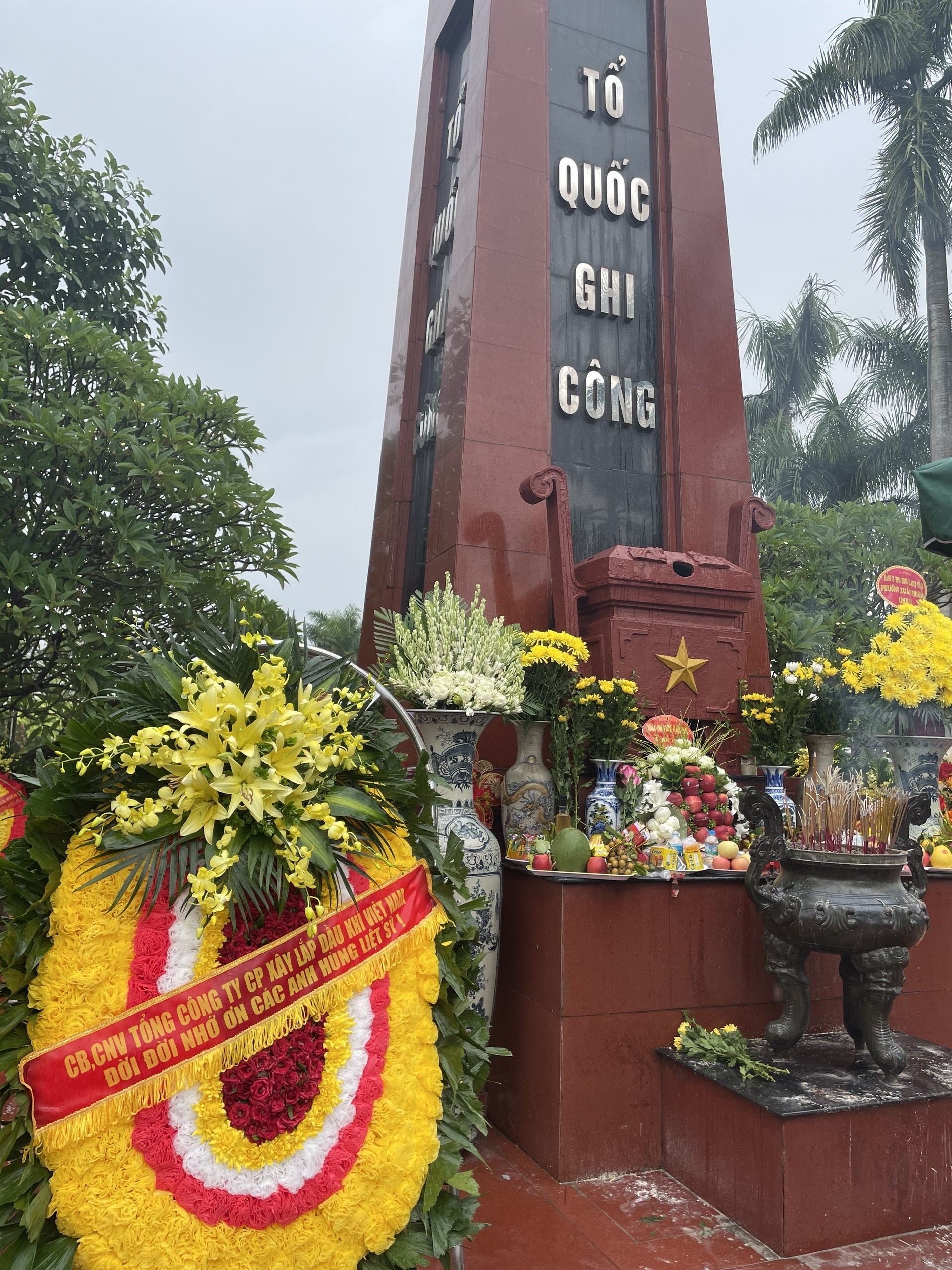 Công đoàn Công ty Mẹ - Tổng công ty Cổ phần Xây lắp Dầu khí Việt Nam tổ chức dâng hương tri ân các Anh hùng liệt sĩ, nhân kỷ niệm 79 năm Ngày Thương binh - Liệt sĩ